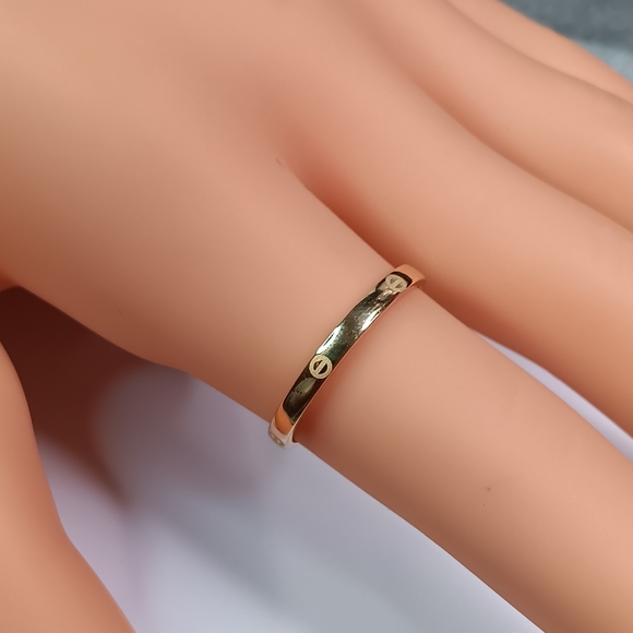18K Yellow Gold Slim Band Ring Lightweight Stackable Ring 2mm Hollow Stopper - Picture 1 of 10